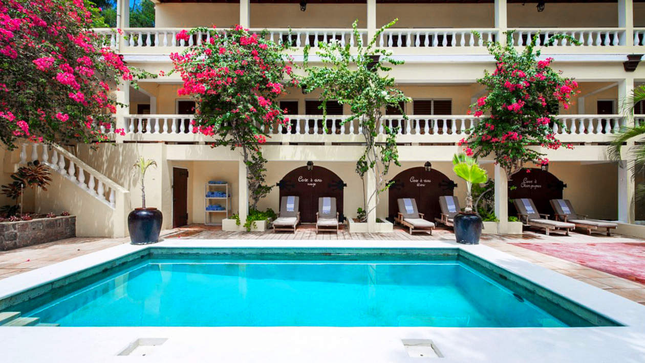 Statia Hotel with Pool