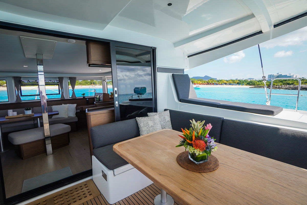 sail renegades st maarten cockpit salon 1200 1